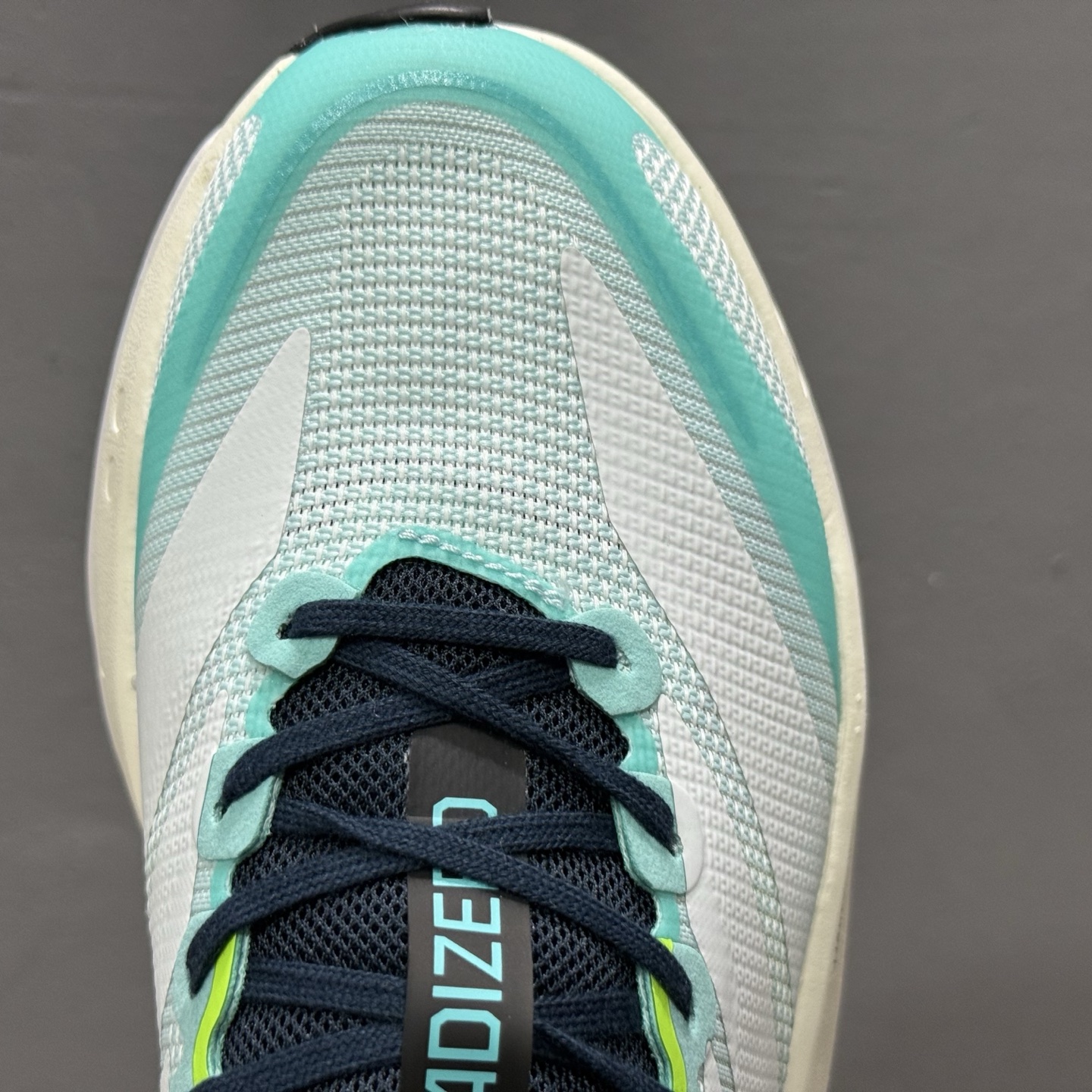 Adidas Adizero BOSSTN 13 全掌碳板 阿迪超轻透气缓震跑鞋 JS4945-111