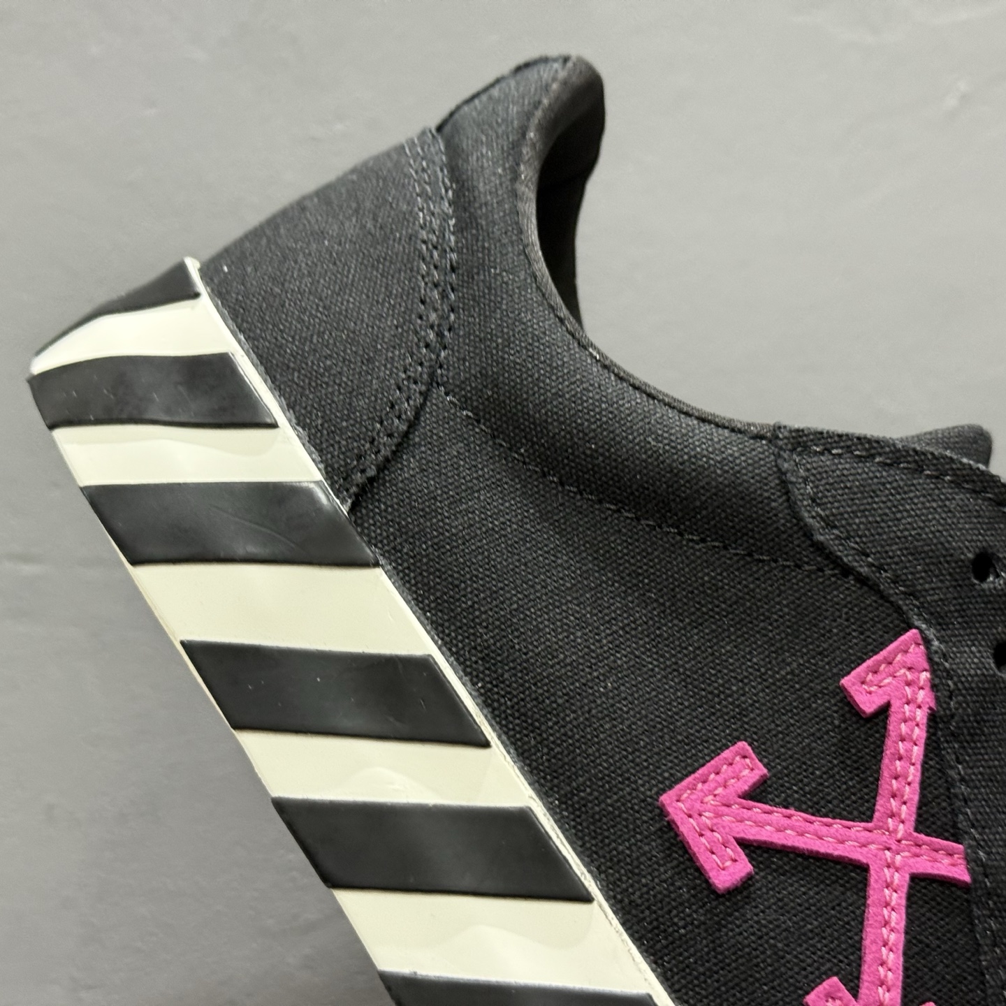 OFF-WHITE Vulcanised Low-top 高端产物 时尚低帮 AG5U16N161M121