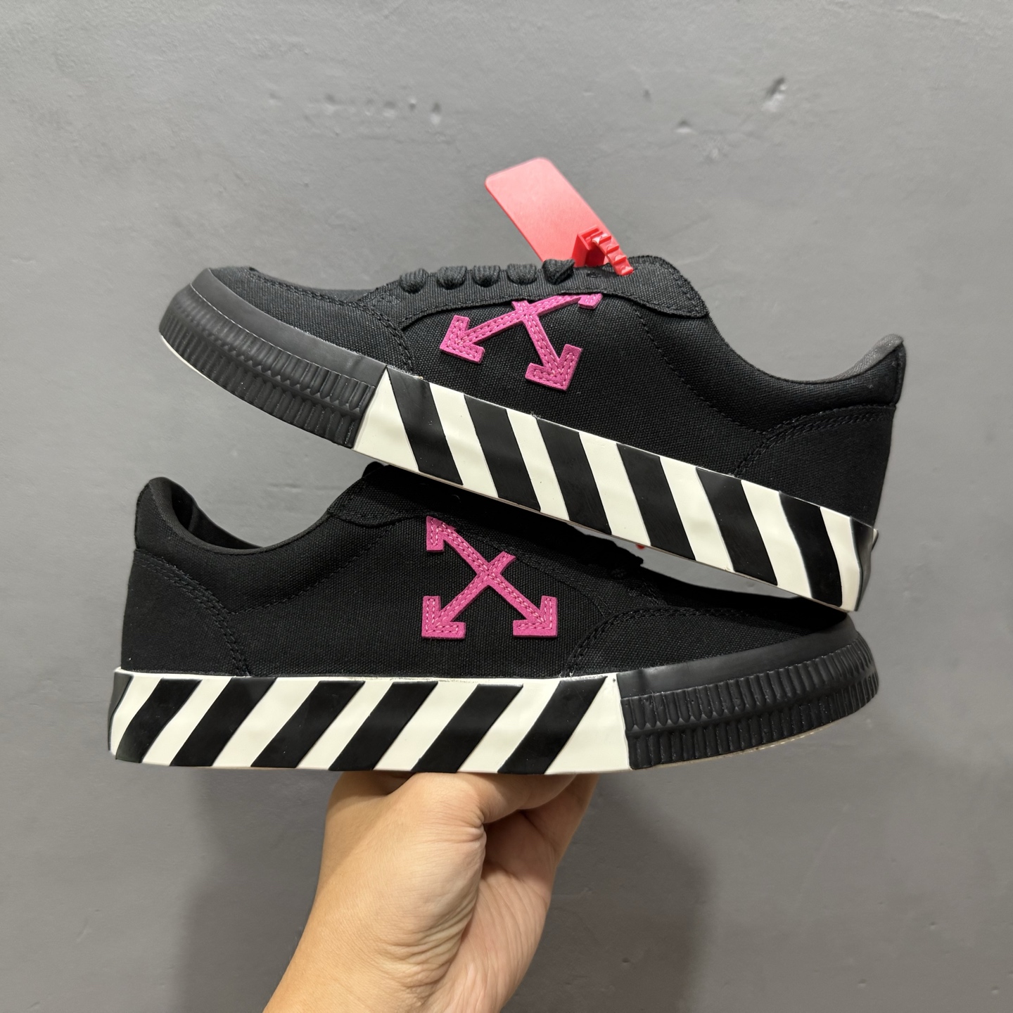 OFF-WHITE Vulcanised Low-top 高端产物 时尚低帮 AG5U16N161M121
