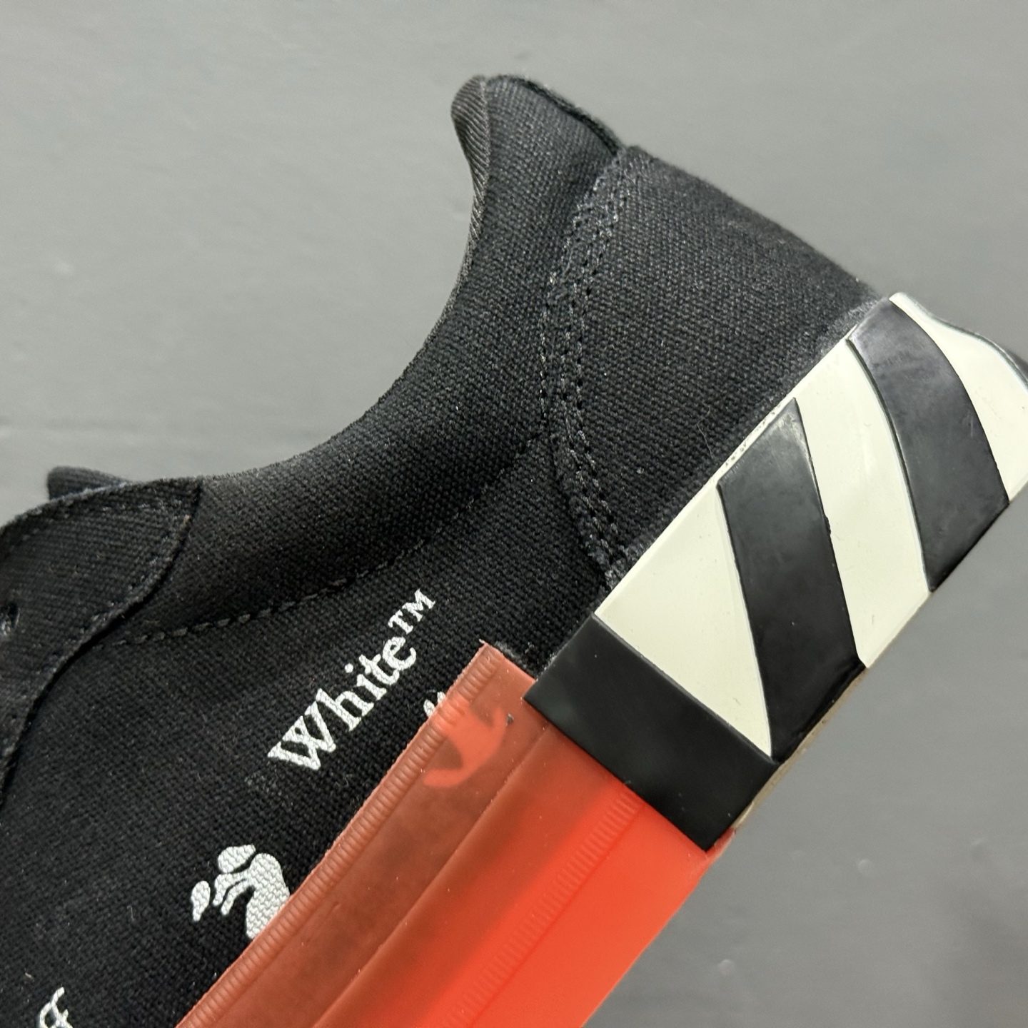 OFF-WHITE Vulcanised Low-top 高端产物 时尚低帮 AG5U16N161M121