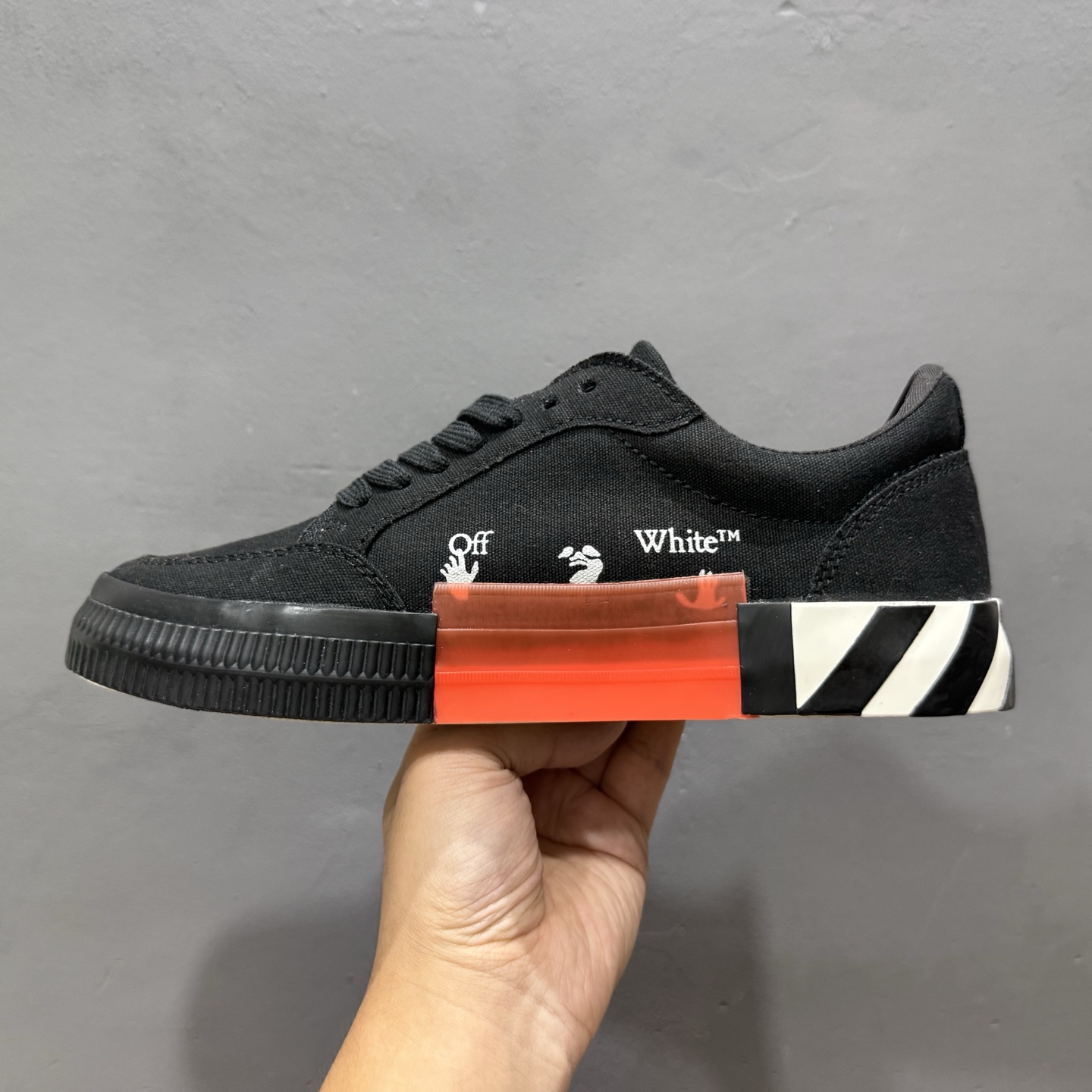 OFF-WHITE Vulcanised Low-top 高端产物 时尚低帮 AG5U16N161M121