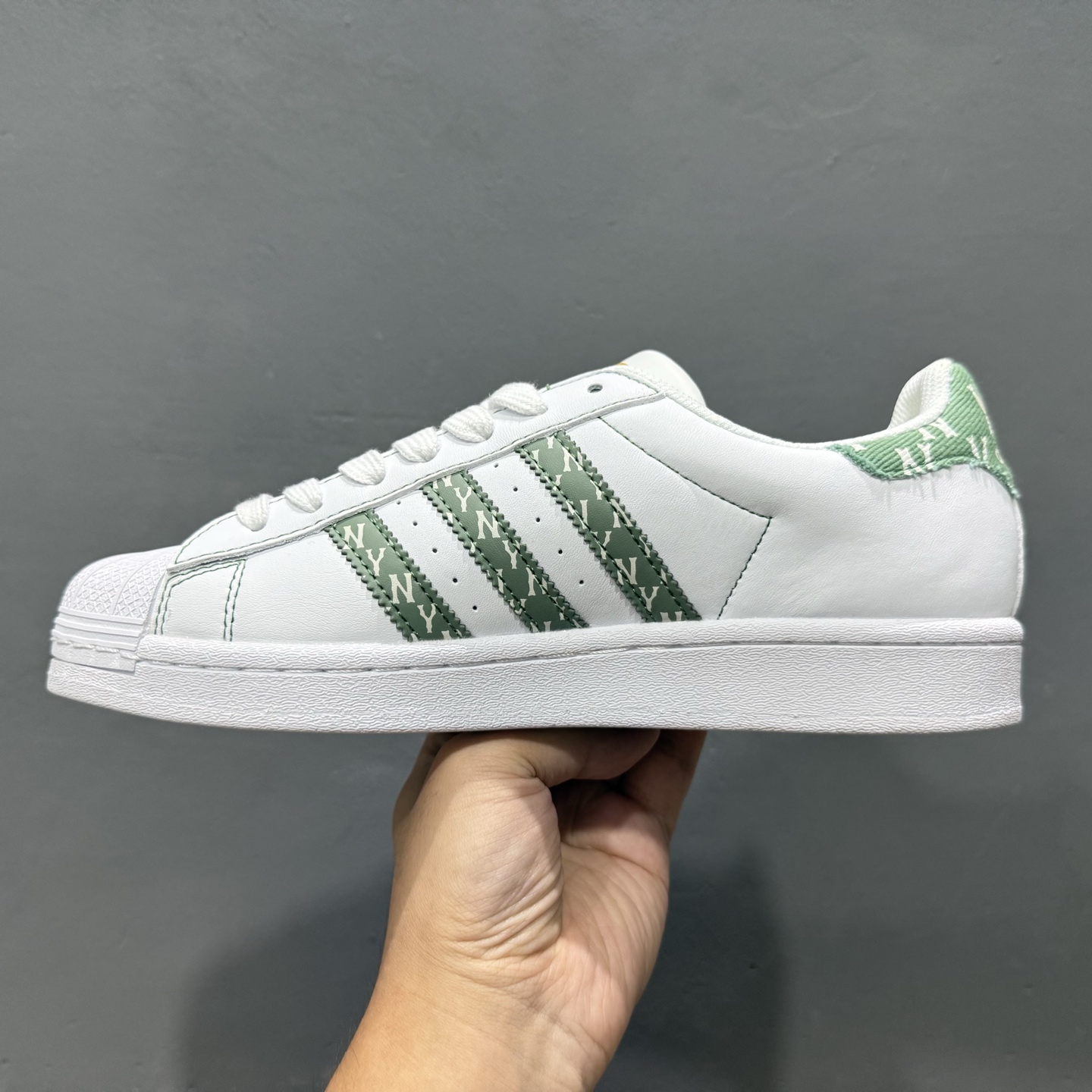 Adidas Originals Superstar 联名款贝壳头 BZ2535