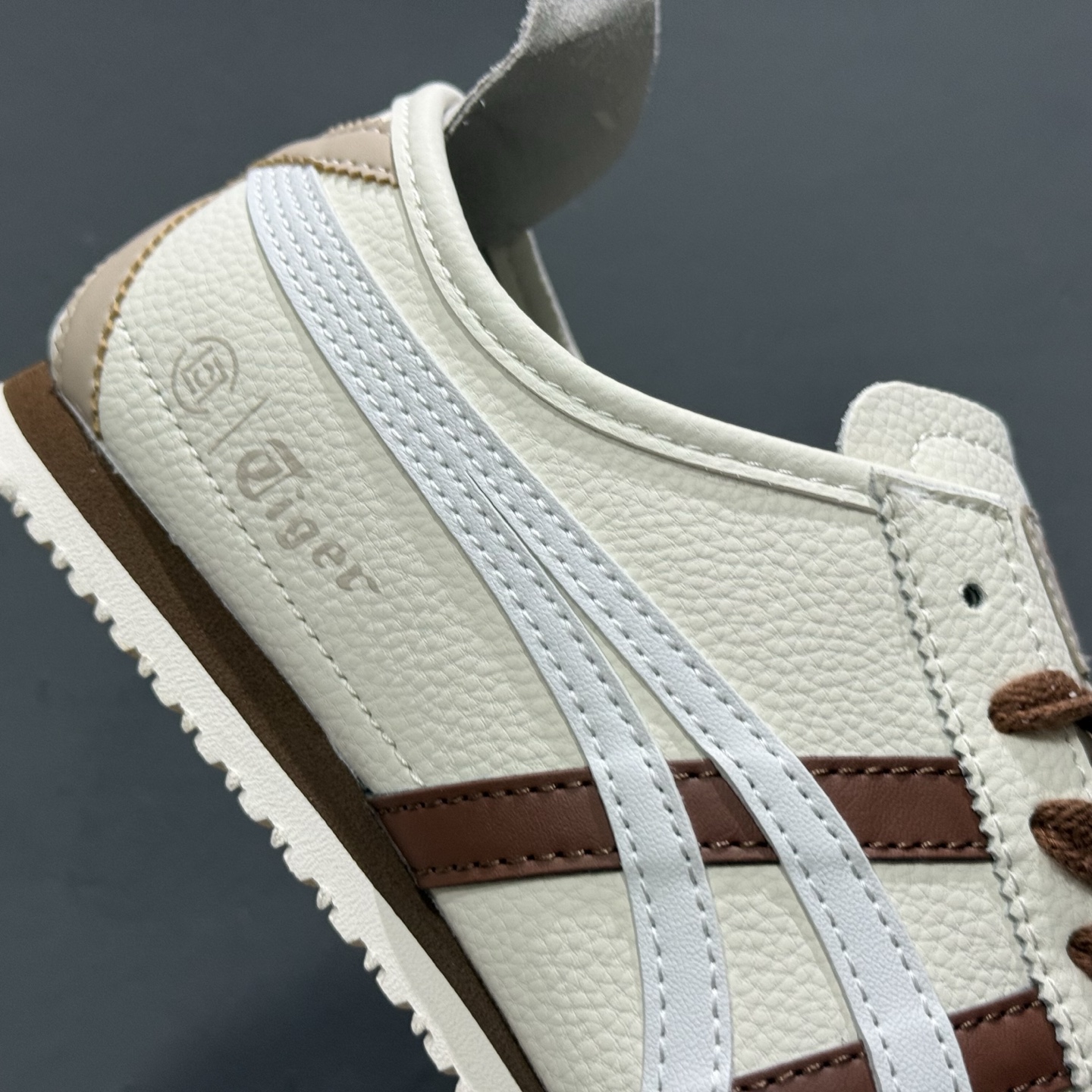 OnitsukaTiger 鬼冢虎 -LV联名 低帮运动休闲鞋 红黑色印花撞色条纹配色 DL408-137
