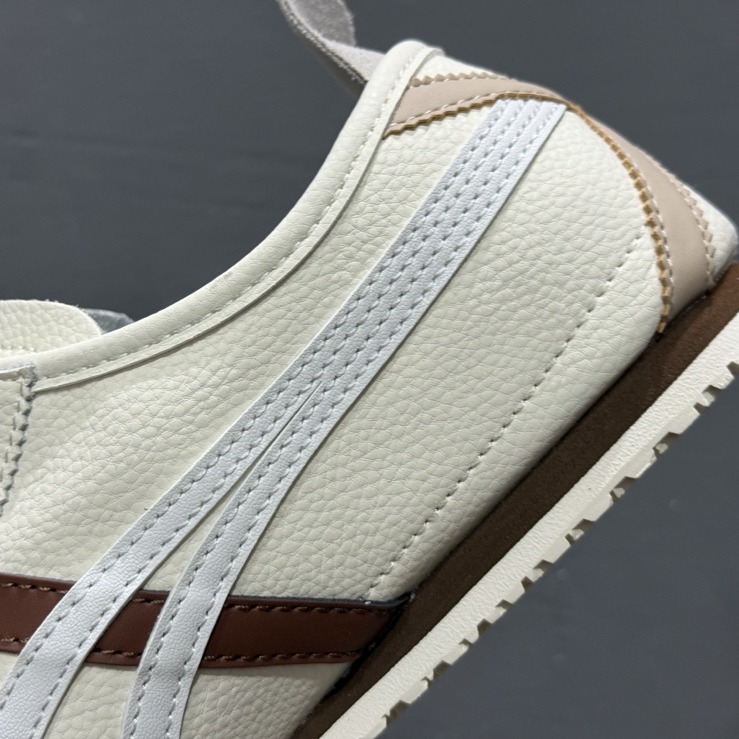 OnitsukaTiger 鬼冢虎 -LV联名 低帮运动休闲鞋 红黑色印花撞色条纹配色 DL408-137
