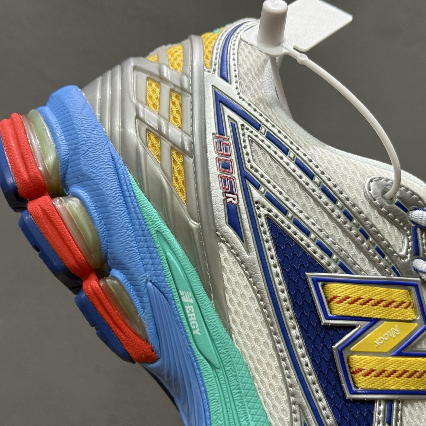 ￥210 New Balance 1906系列复古老爹风休闲运动慢跑鞋 U1906RMS