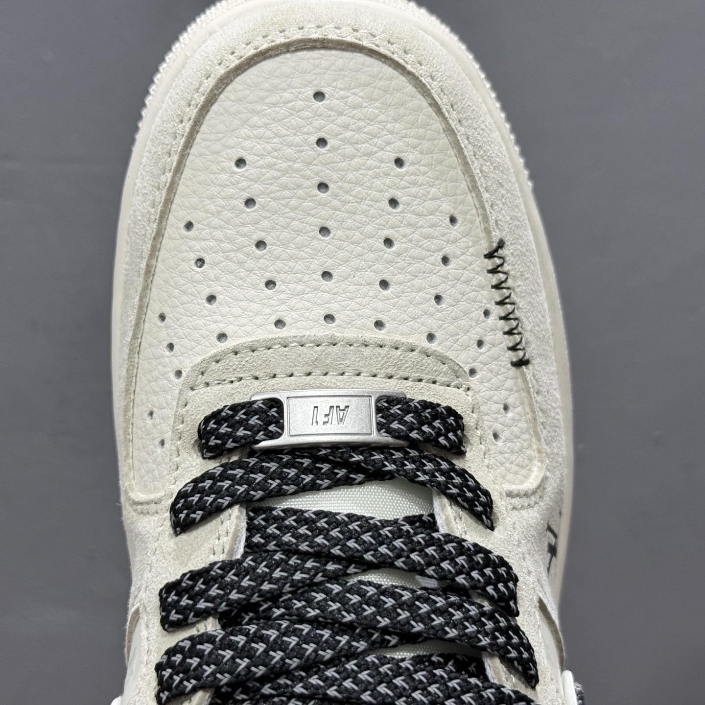 Louis Vuitton x Nike Air Force 1 猪八米白黑 MZ9588-801