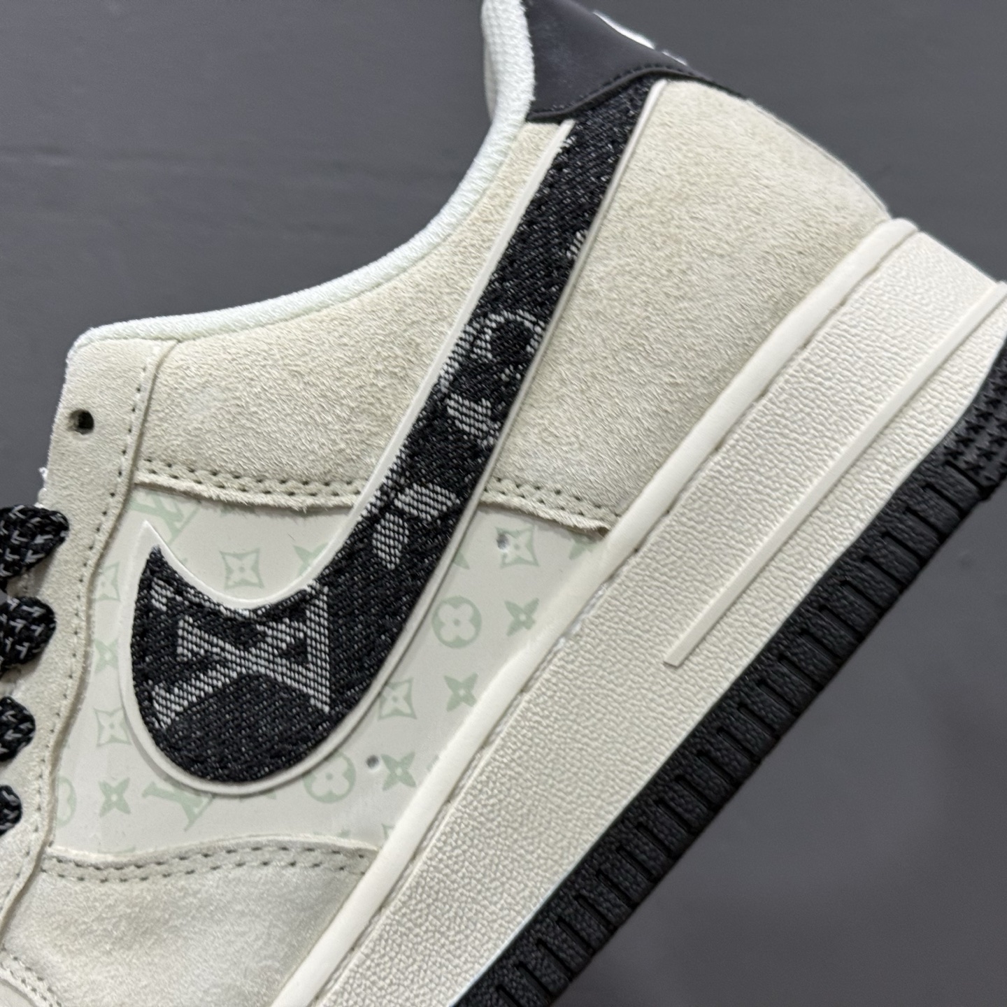 Louis Vuitton x Nike Air Force 1 猪八米白黑 MZ9588-801