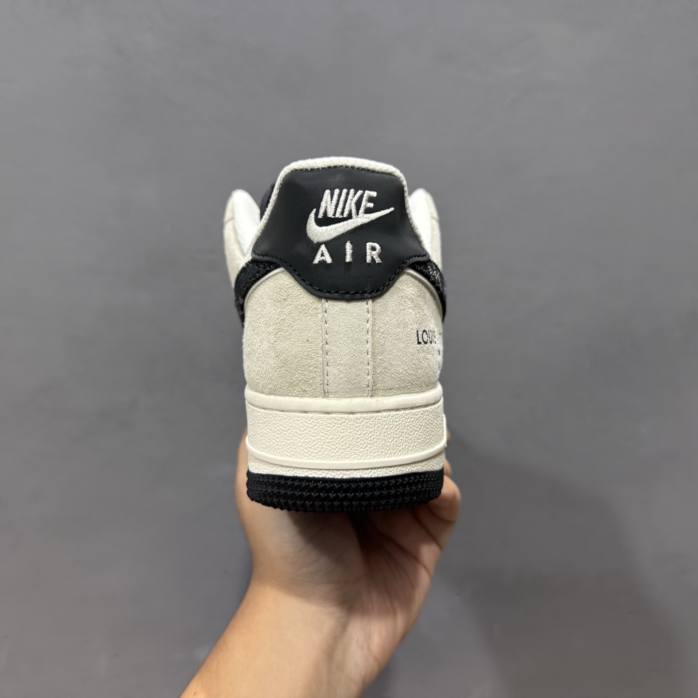 Louis Vuitton x Nike Air Force 1 猪八米白黑 MZ9588-801