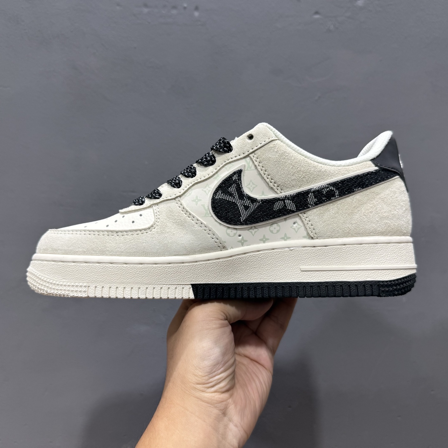 Louis Vuitton x Nike Air Force 1 猪八米白黑 MZ9588-801