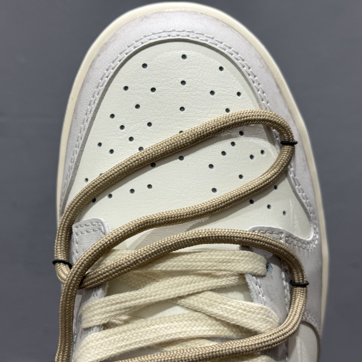 Nike Dunk Low 羽毛 棕白 此款以经典Dunk Low为廓形 HF5441-102