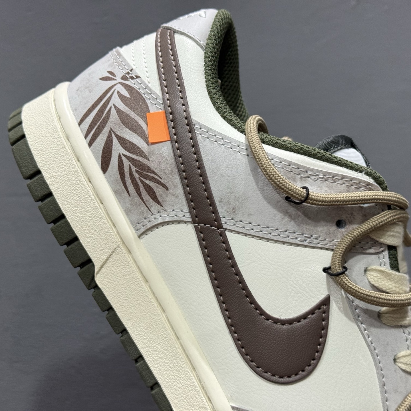 Nike Dunk Low 羽毛 棕白 此款以经典Dunk Low为廓形 HF5441-102