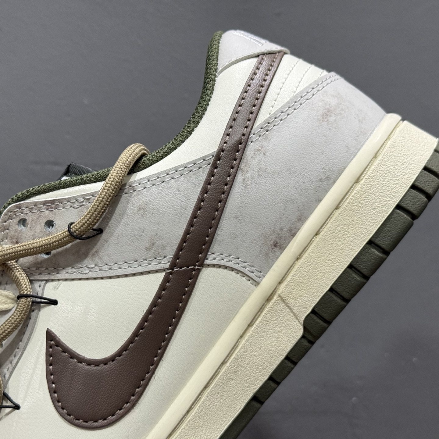 Nike Dunk Low 羽毛 棕白 此款以经典Dunk Low为廓形 HF5441-102