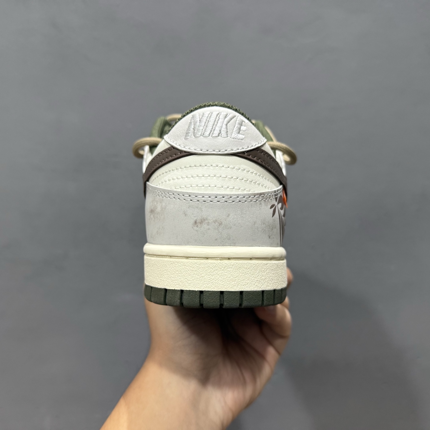 Nike Dunk Low 羽毛 棕白 此款以经典Dunk Low为廓形 HF5441-102