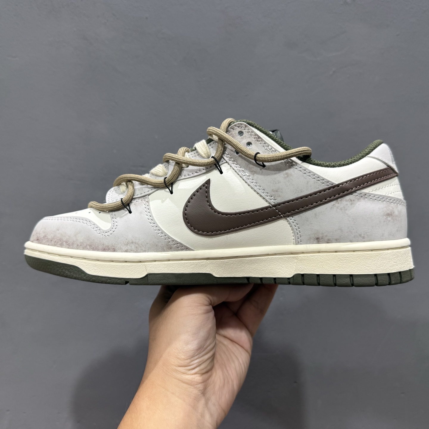 Nike Dunk Low 羽毛 棕白 此款以经典Dunk Low为廓形 HF5441-102