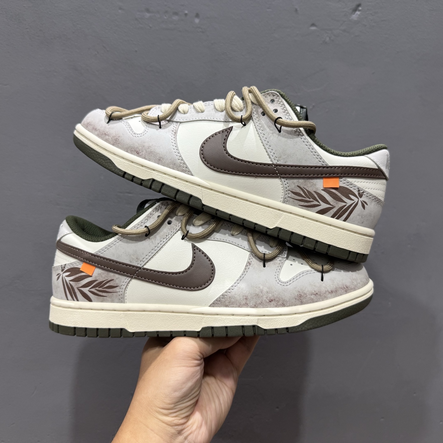 Nike Dunk Low 羽毛 棕白 此款以经典Dunk Low为廓形 HF5441-102