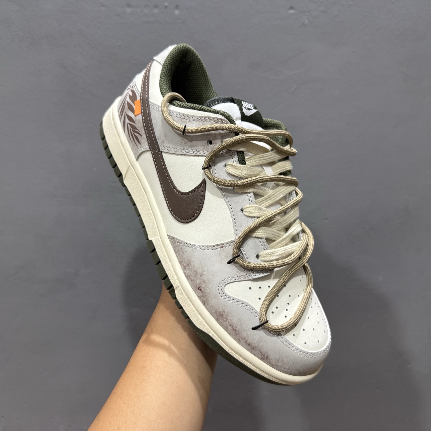 Nike Dunk Low 羽毛 棕白 此款以经典Dunk Low为廓形 HF5441-102