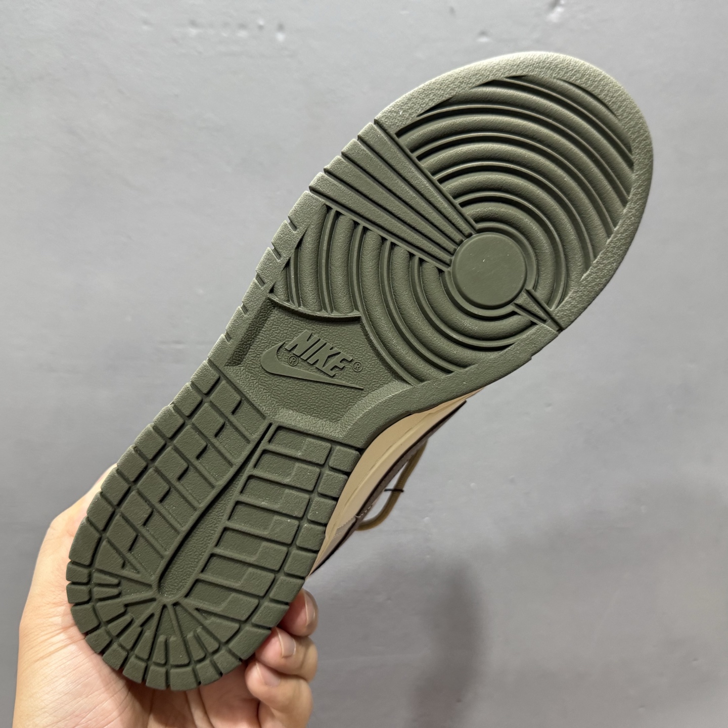 Nike Dunk Low 羽毛 棕白 此款以经典Dunk Low为廓形 HF5441-102