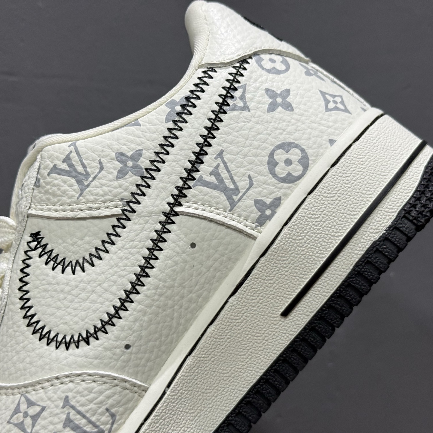 ￥260 Nike Air Force 1'07 Low LV联名 米白黑线 空军一号低帮休闲板鞋 SC0601-557