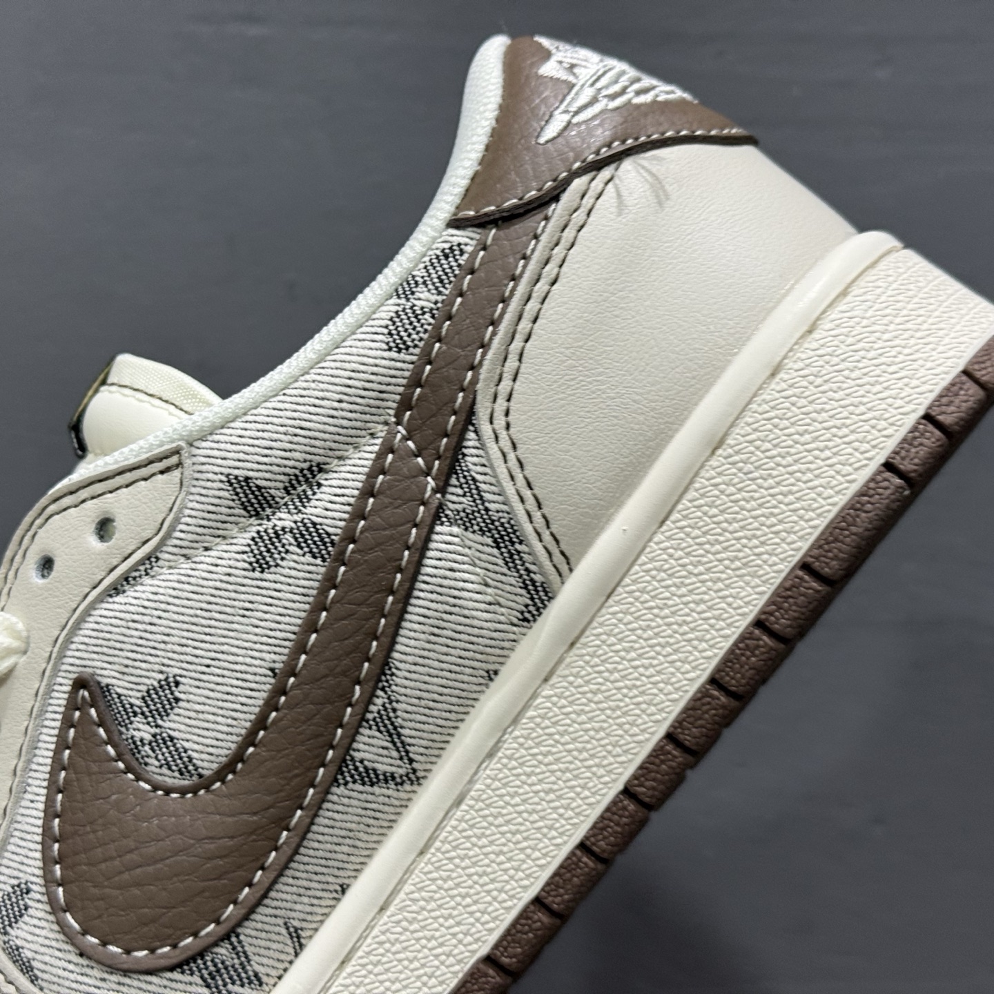 Travis Scott x Fragment Design x Air Jordan 1 Low OG SP AJ1 乔1 LV联名 米棕布尾 低帮文化休闲板鞋 XS7089-605