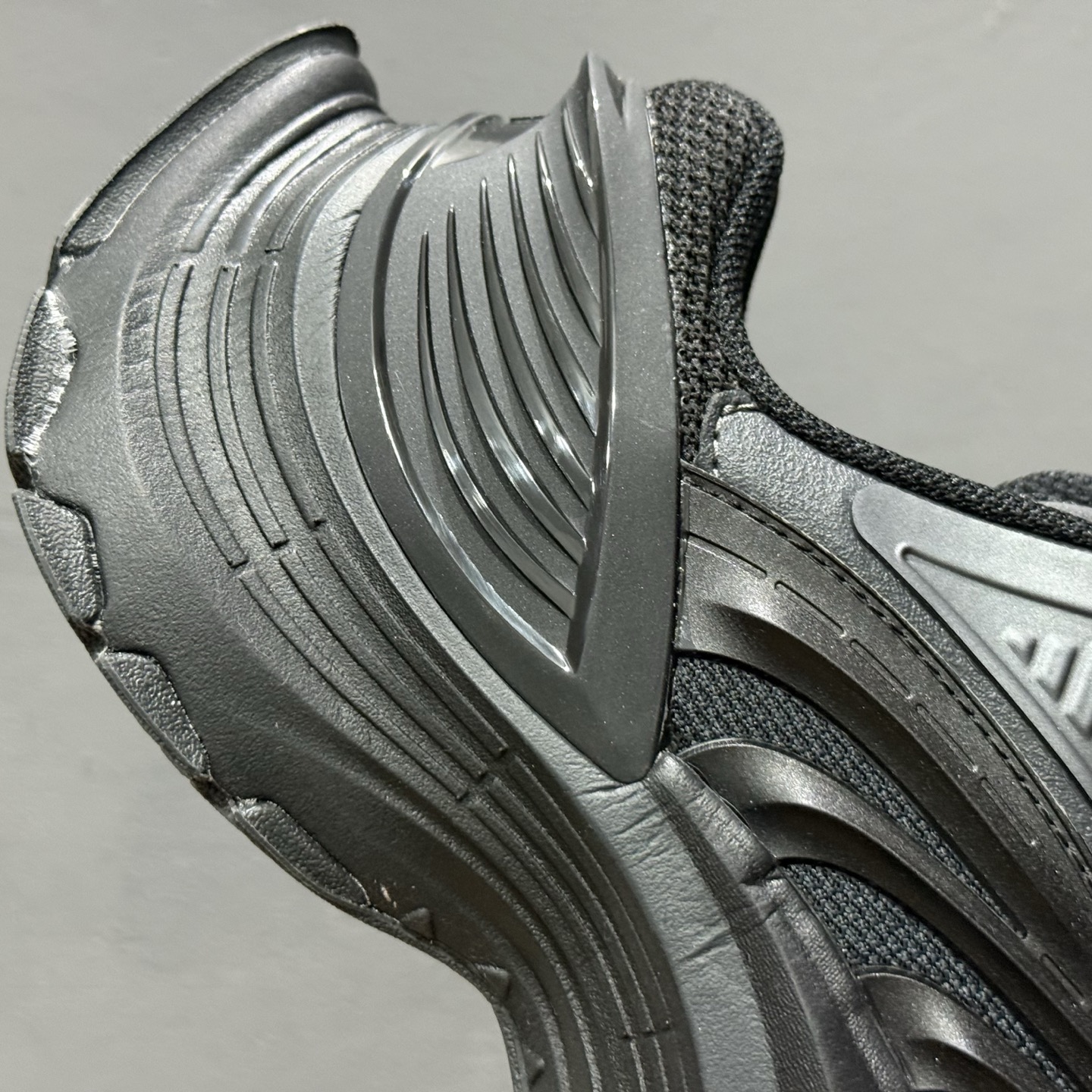 Adidas XLG MTW ”Triple Black”脉冲系列低帮轻机甲慢跑鞋“全黑武士”JR5383