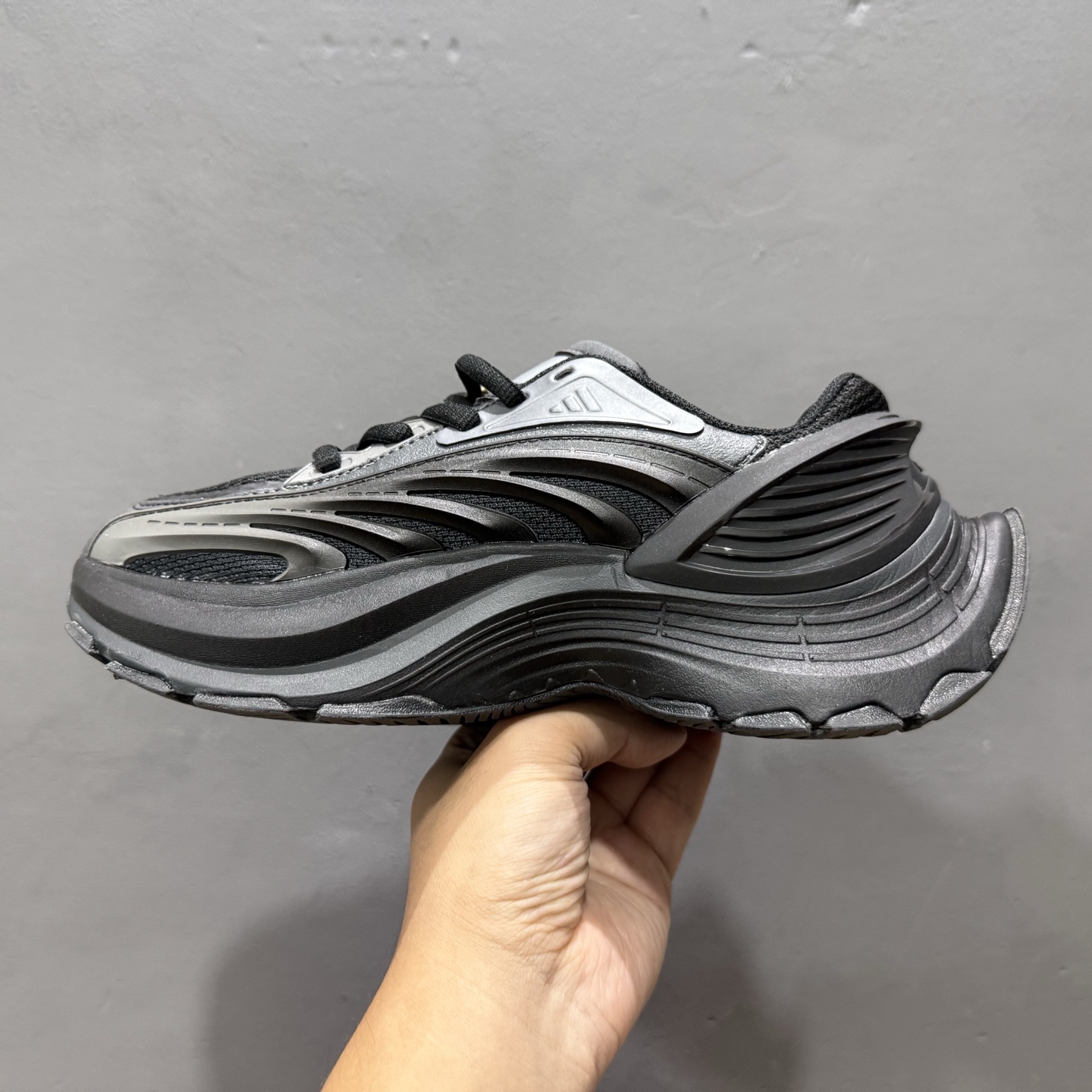 Adidas XLG MTW ”Triple Black”脉冲系列低帮轻机甲慢跑鞋“全黑武士”JR5383