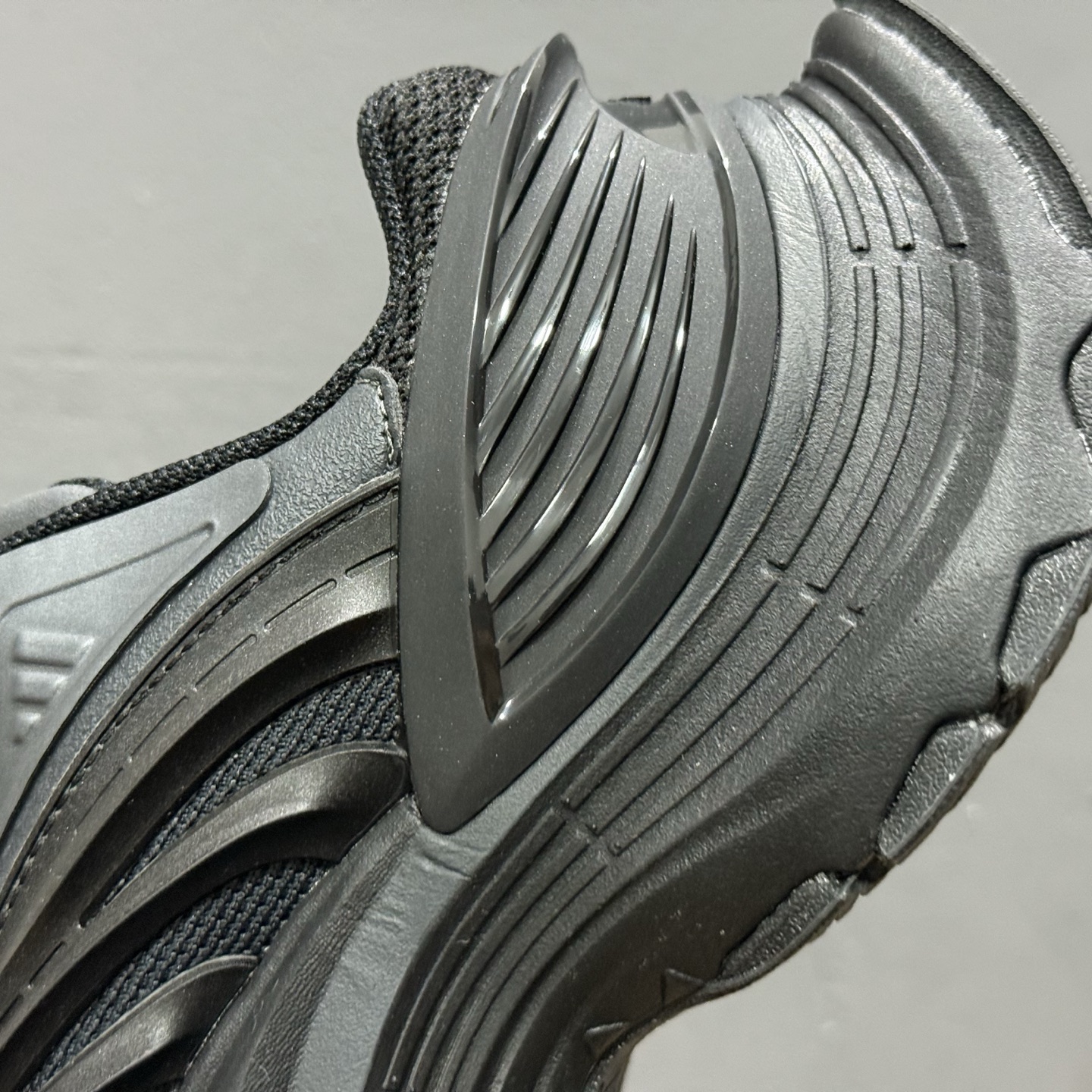 Adidas XLG MTW ”Triple Black”脉冲系列低帮轻机甲慢跑鞋“全黑武士”JR5383
