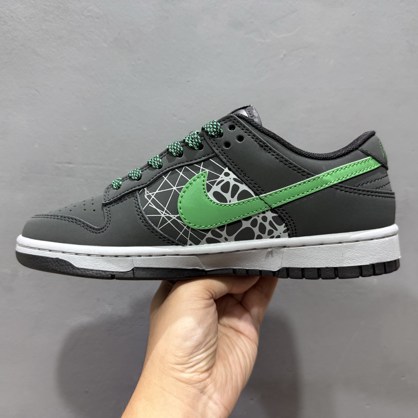 Undefeated x Nike Dunk Low 创意黑绿勾 QW5836-019