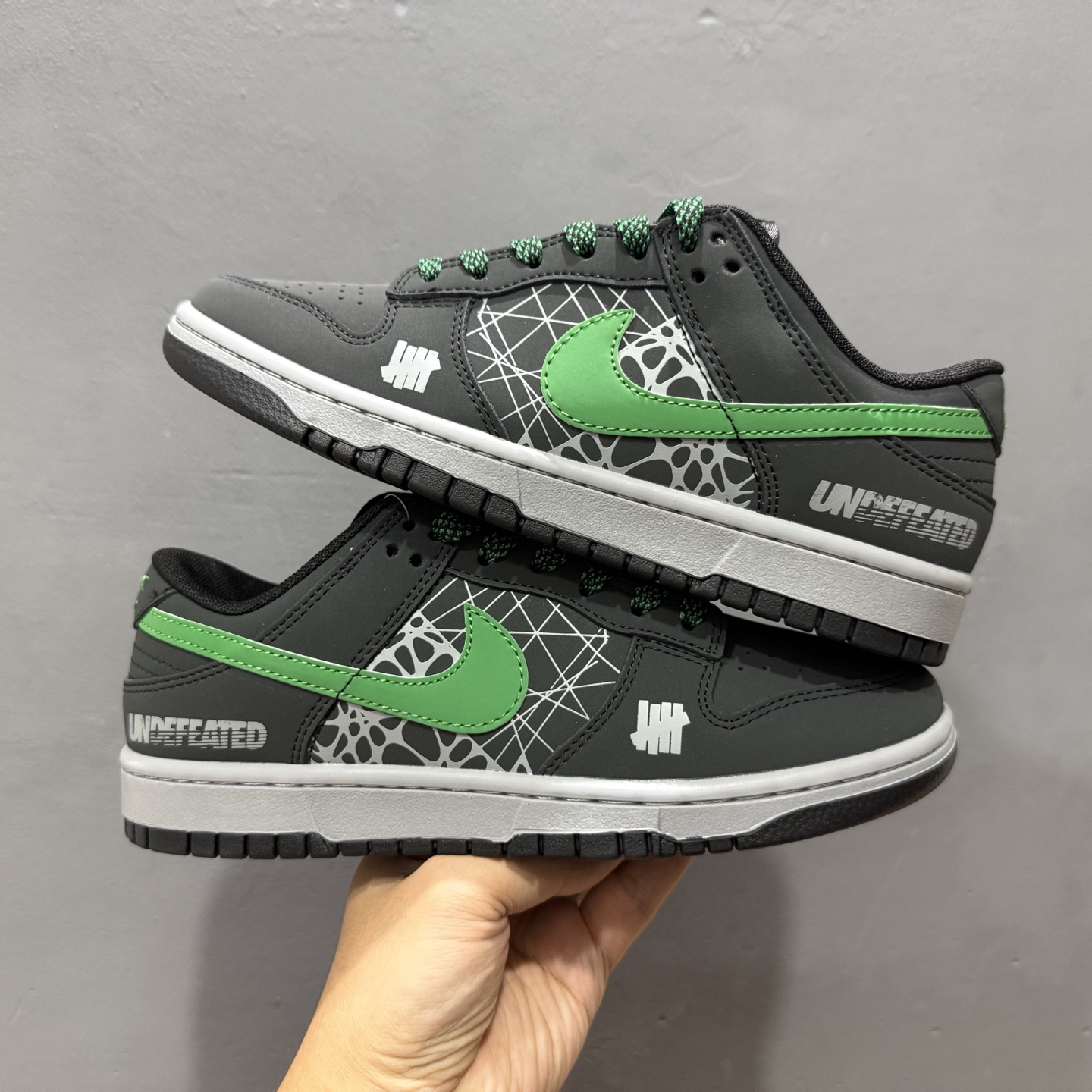 Undefeated x Nike Dunk Low 创意黑绿勾 QW5836-019