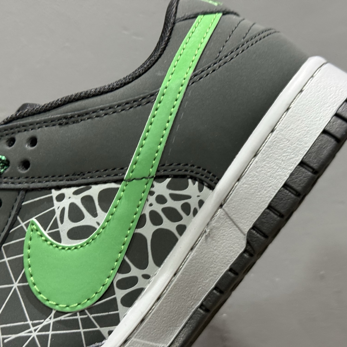 Undefeated x Nike Dunk Low 创意黑绿勾 QW5836-019