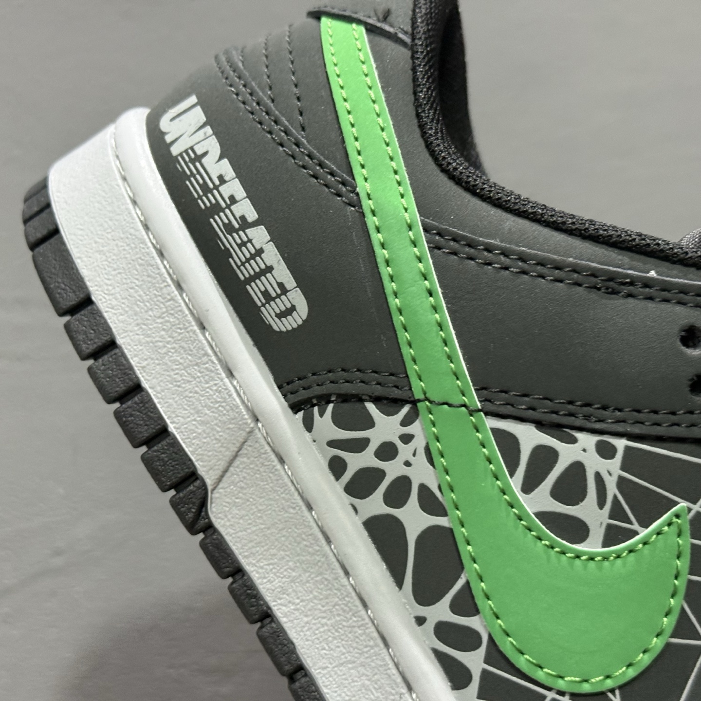 Undefeated x Nike Dunk Low 创意黑绿勾 QW5836-019