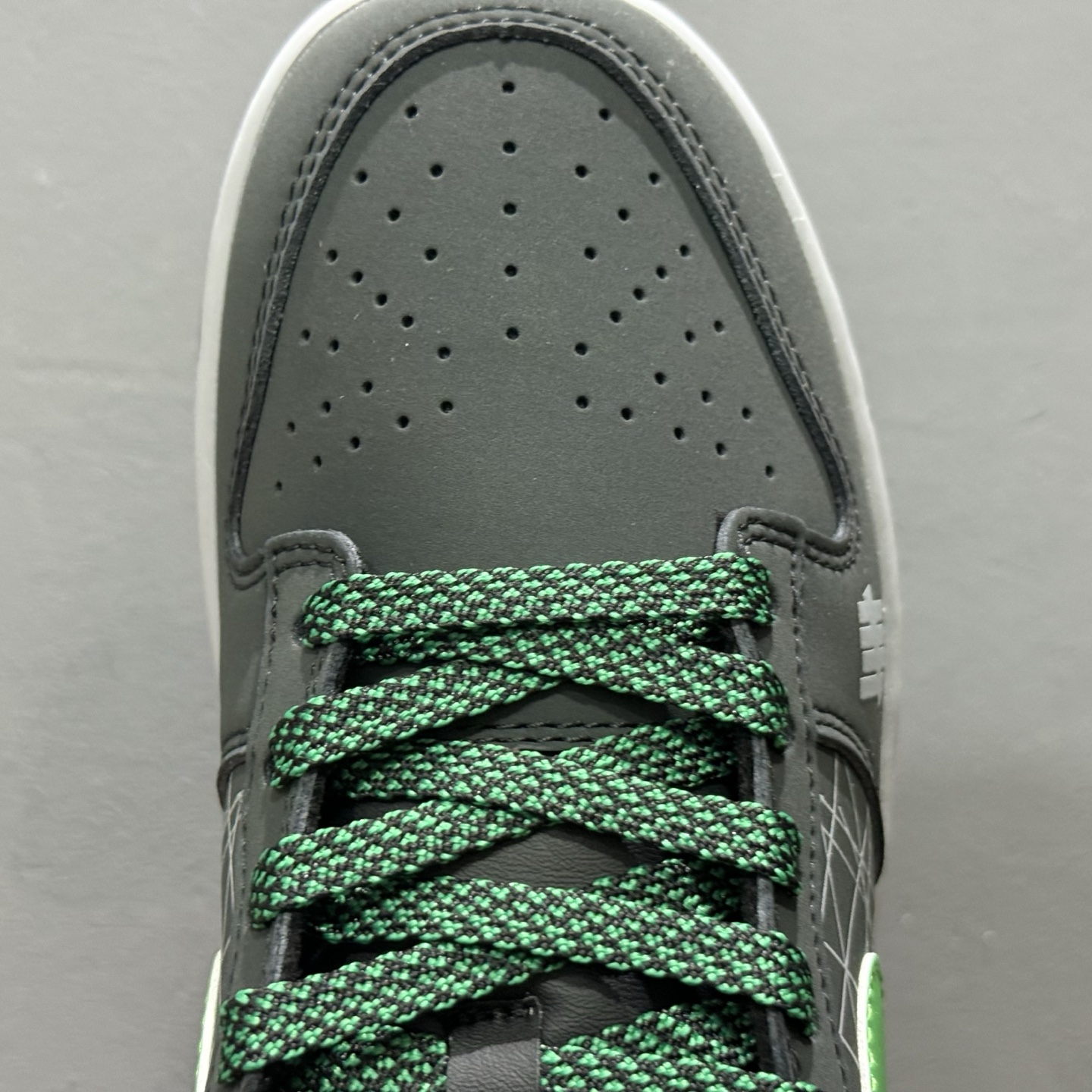 Undefeated x Nike Dunk Low 创意黑绿勾 QW5836-019