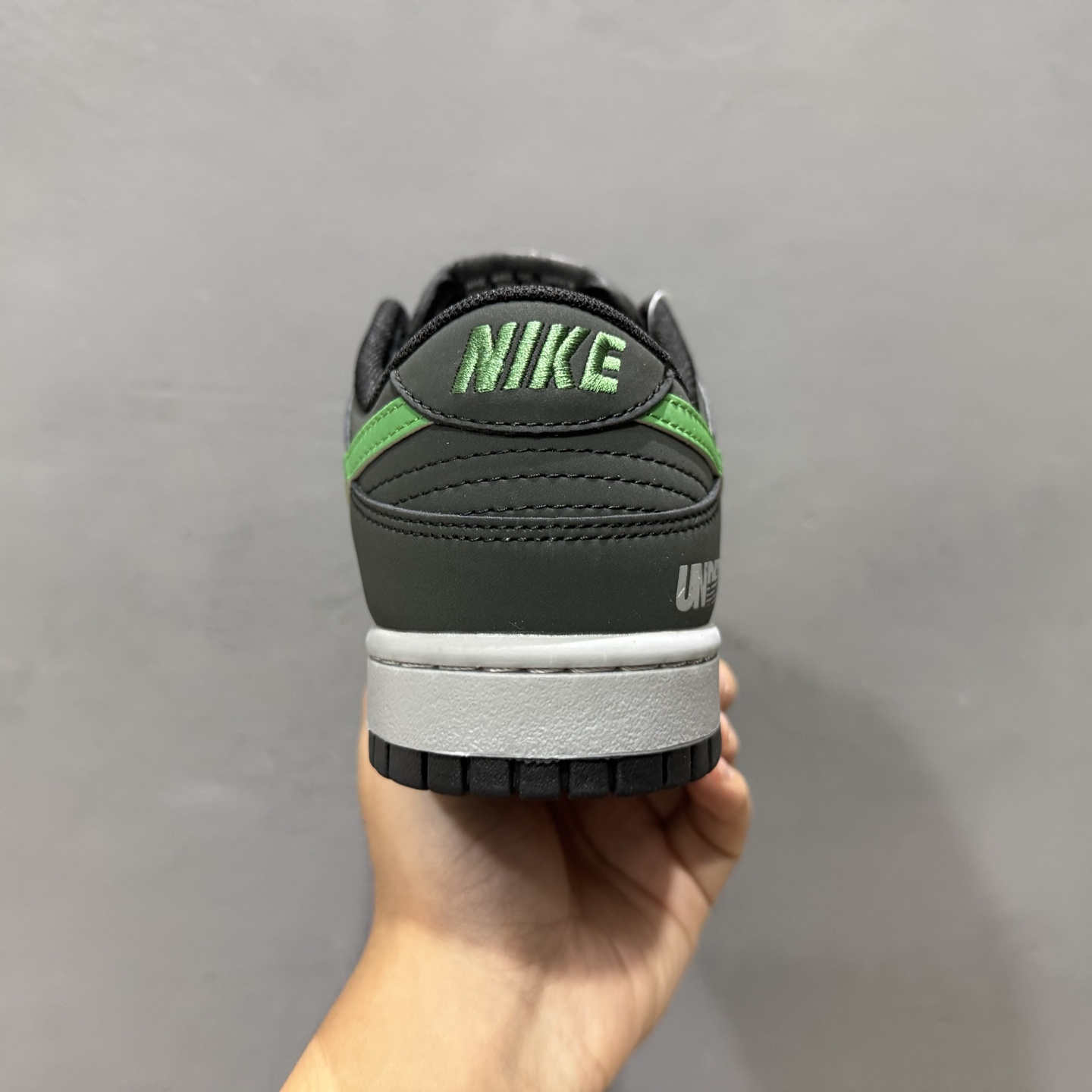 Undefeated x Nike Dunk Low 创意黑绿勾 QW5836-019