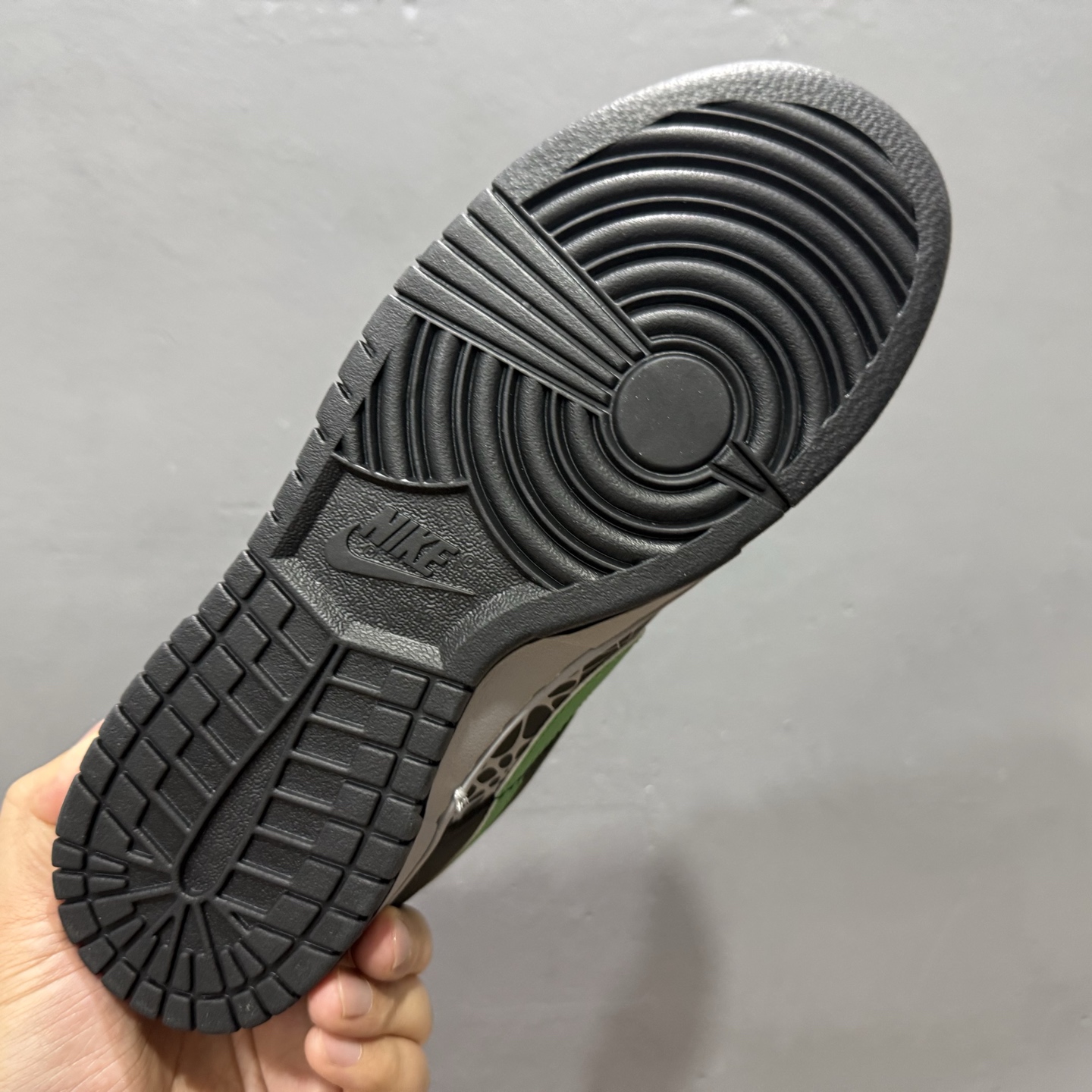 Undefeated x Nike Dunk Low 创意黑绿勾 QW5836-019