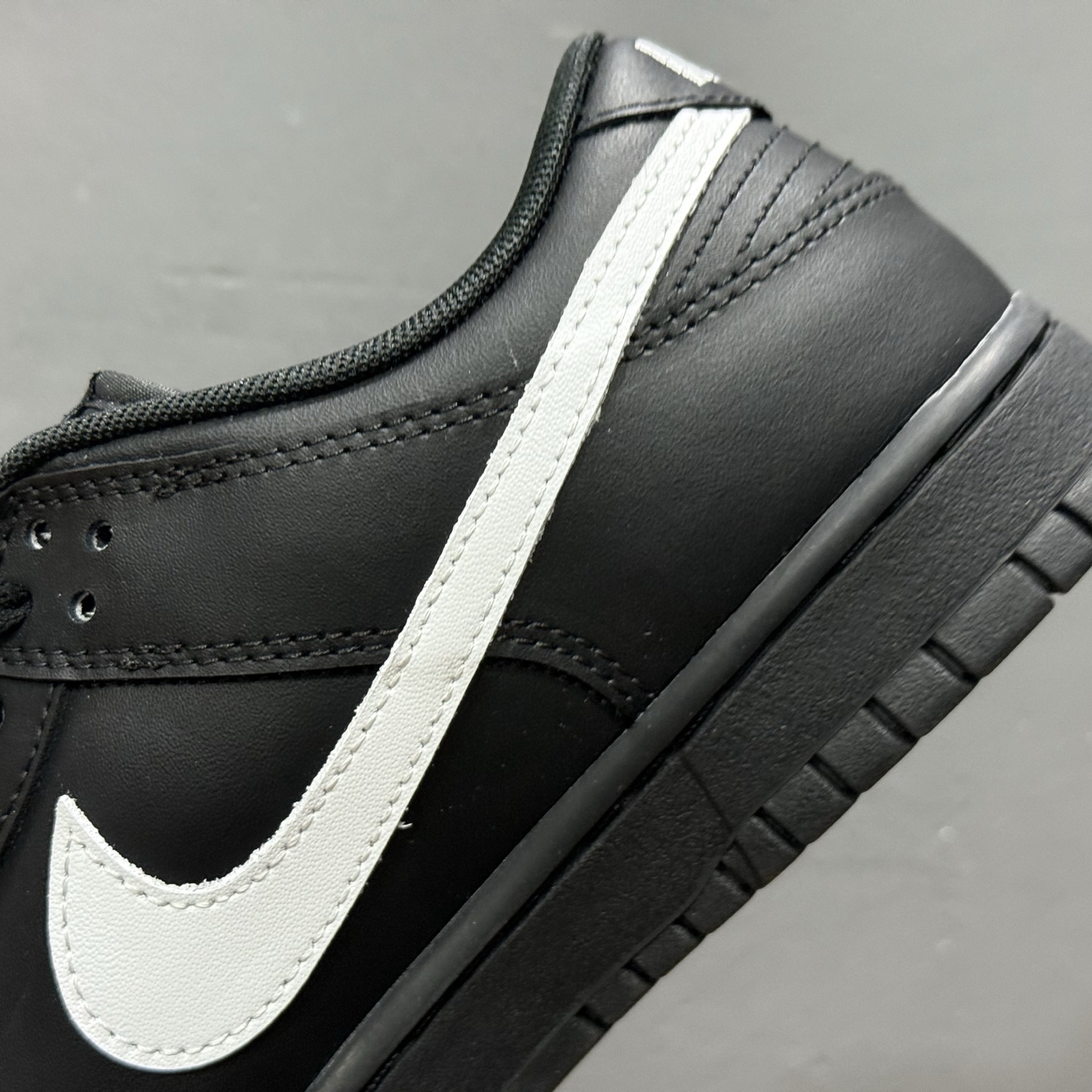 Nike Dunk Low 黑武士 黑白 经典鞋型以纯粹黑魂降临 HF5441-100