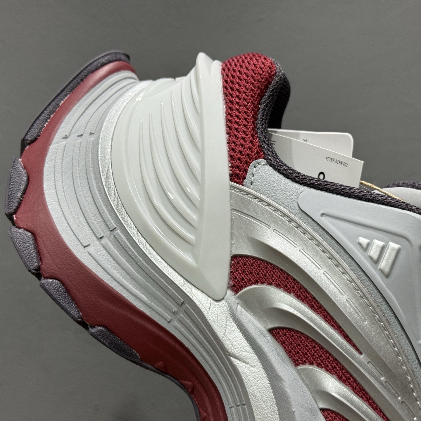 adidas XLG MTW 银色 设计上融合了复古与现代风格 IH1572