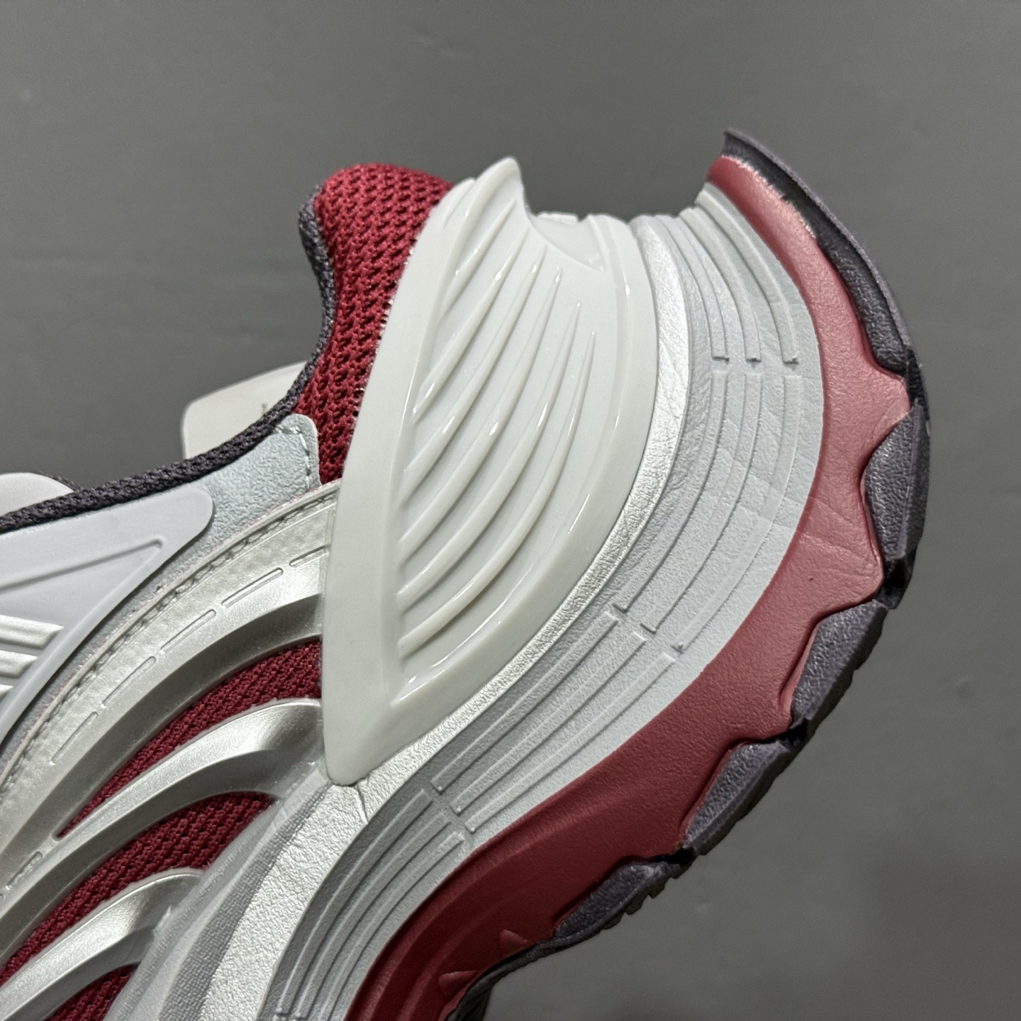 adidas XLG MTW 银色 设计上融合了复古与现代风格 IH1572