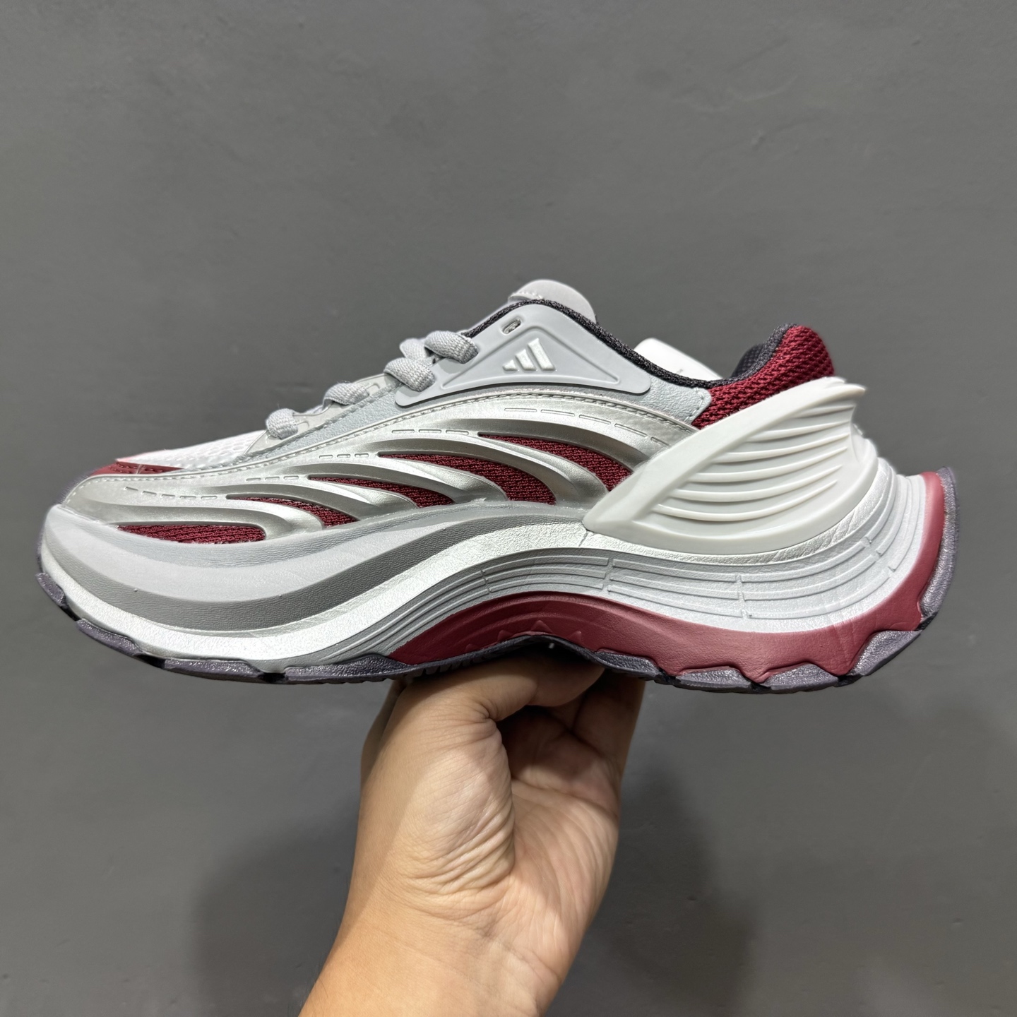 adidas XLG MTW 银色 设计上融合了复古与现代风格 IH1572