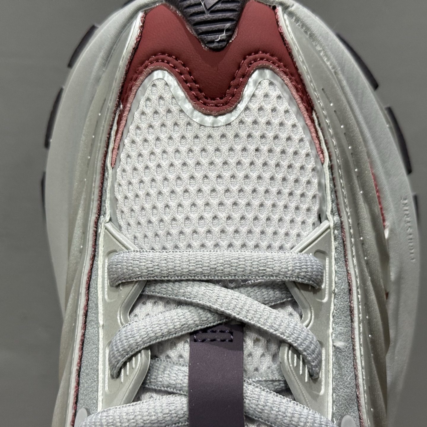 adidas XLG MTW 银色 设计上融合了复古与现代风格 IH1572