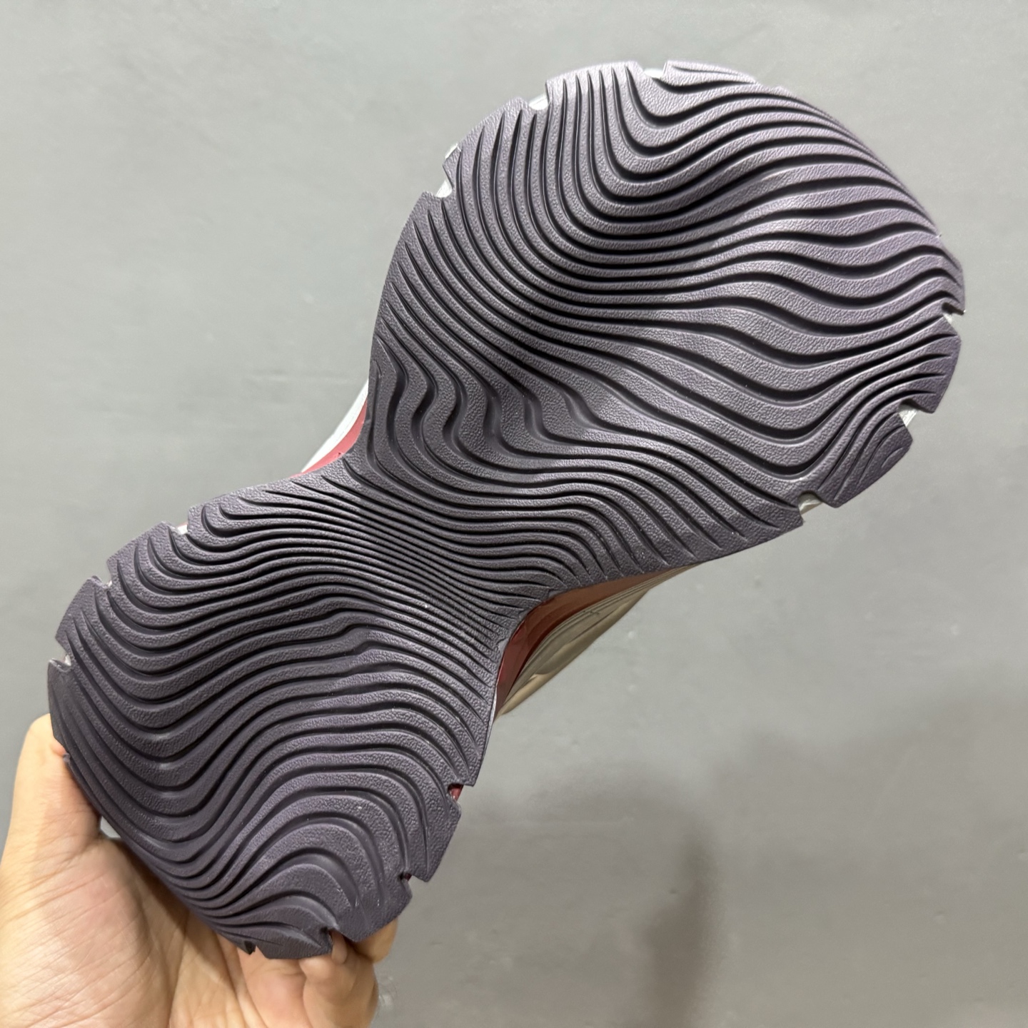 adidas XLG MTW 银色 设计上融合了复古与现代风格 IH1572