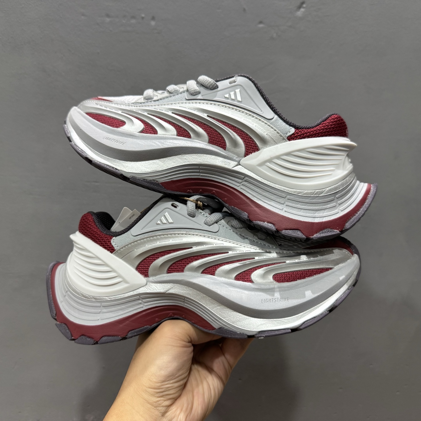 adidas XLG MTW 银色 设计上融合了复古与现代风格 IH1572