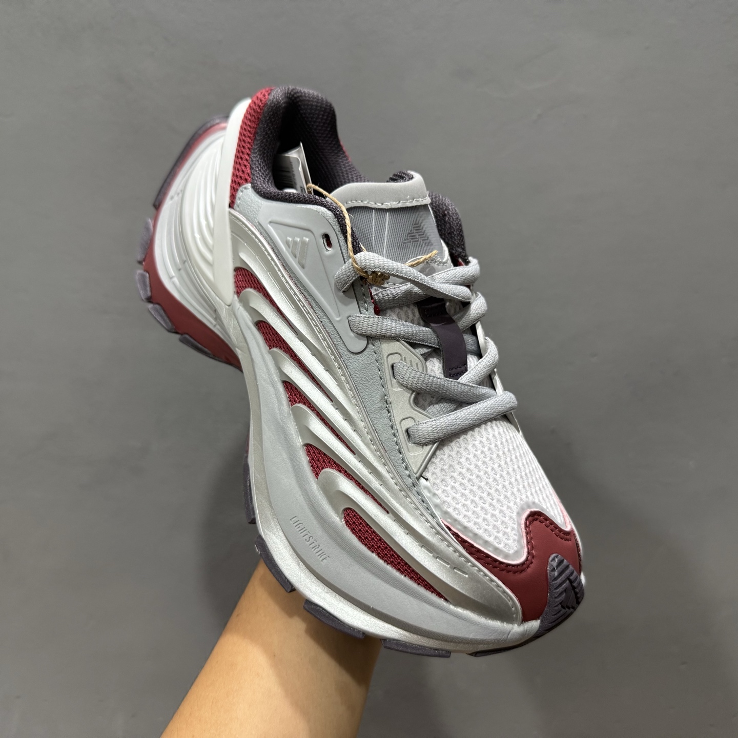 adidas XLG MTW 银色 设计上融合了复古与现代风格 IH1572