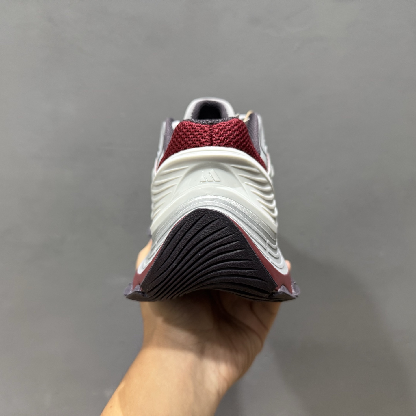 adidas XLG MTW 银色 设计上融合了复古与现代风格 IH1572