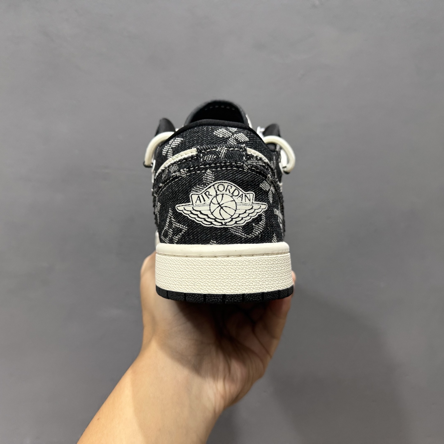 Louis Vuitton x Air Jordan 1 黑脚趾抽绳 YX5066-383