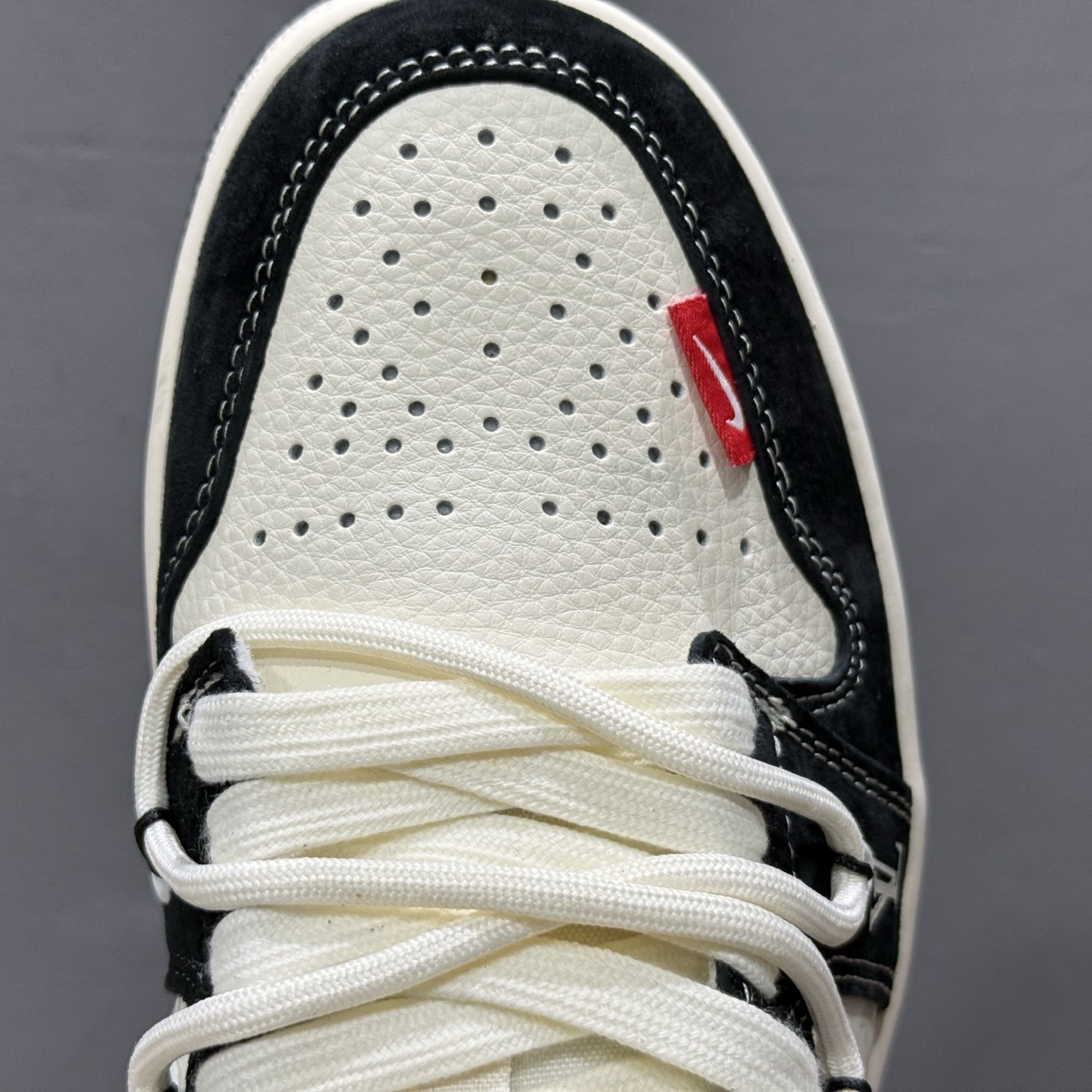 Louis Vuitton x Air Jordan 1 黑脚趾抽绳 YX5066-383