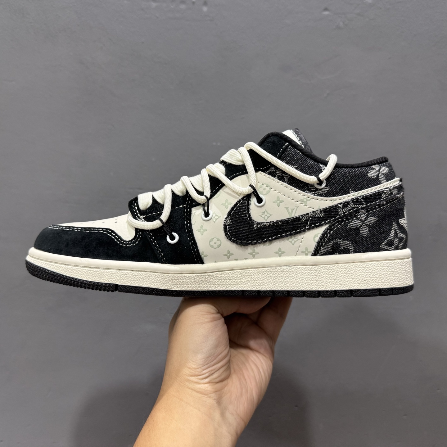 Louis Vuitton x Air Jordan 1 黑脚趾抽绳 YX5066-383