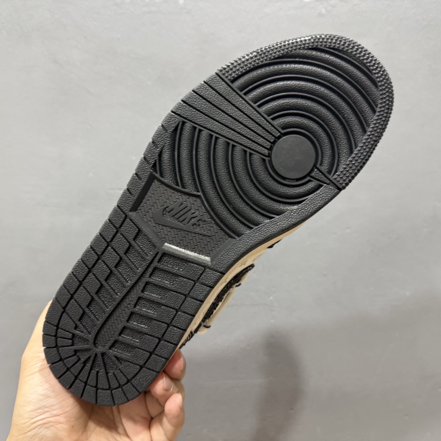 Louis Vuitton x Air Jordan 1 黑脚趾抽绳 YX5066-383