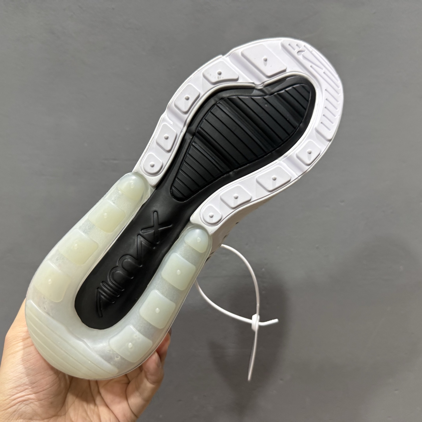 Nike Air Max 270混合科技透气后掌半气垫慢跑鞋 AH8050-100