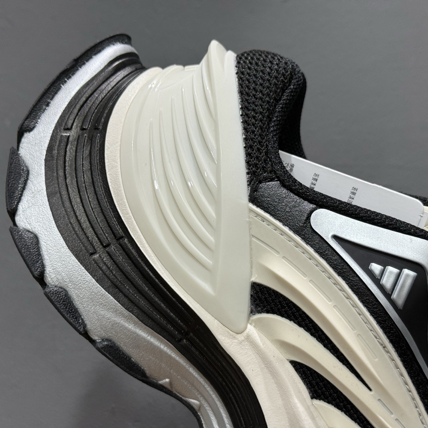 adidas XLG MTW 白黑色 设计上融合了复古与现代风格 IH1571