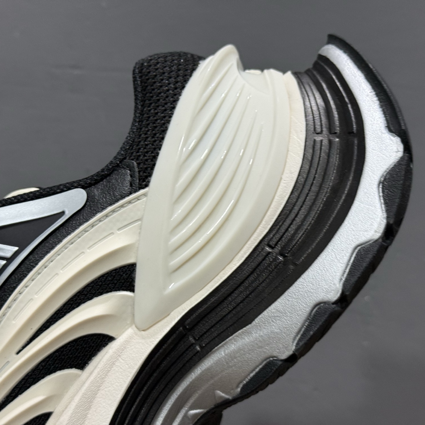 adidas XLG MTW 白黑色 设计上融合了复古与现代风格 IH1571