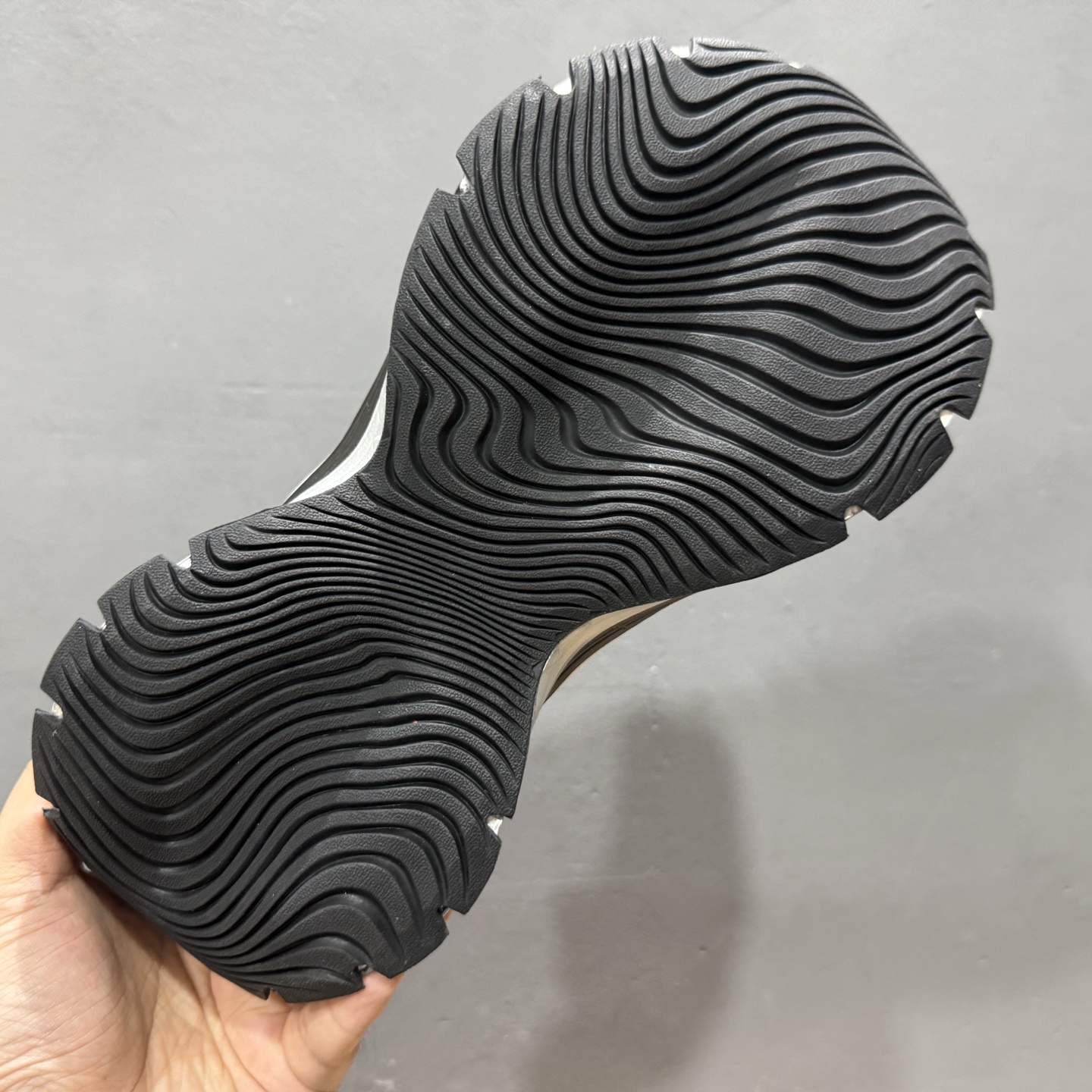 adidas XLG MTW 白黑色 设计上融合了复古与现代风格 IH1571
